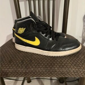 Air Jordan 1’s - Classic in Black Yellow